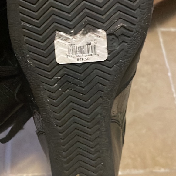 Ashley Stewart sneaker. Heels - Picture 3 of 4